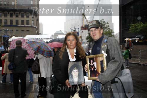 New York 11 september 2009
Herdenkingsdienst 911 naast het worldtradecenter in zucotti park. Nabestaanden van mensen die omgekomen zijn herdenken daar de omgekomen mensen. Peter Smulders bv
