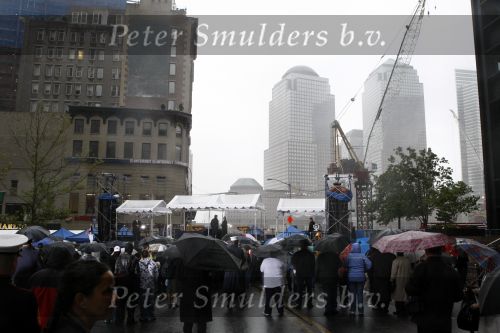 New York 11 september 2009
Herdenkingsdienst 911 naast het worldtradecenter in zucotti park. Nabestaanden van mensen die omgekomen zijn herdenken daar de omgekomen mensen. Peter Smulders bv