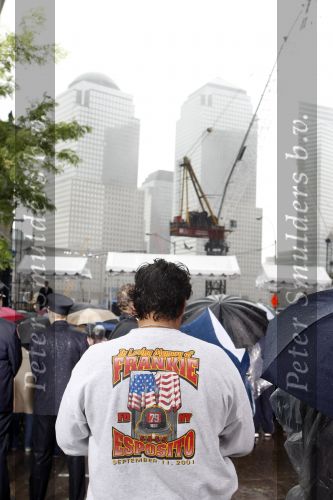 New York 11 september 2009
Herdenkingsdienst 911 naast het worldtradecenter in zucotti park. Nabestaanden van mensen die omgekomen zijn herdenken daar de omgekomen mensen. Peter Smulders bv