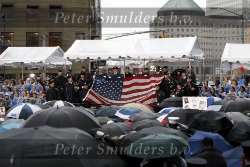 New York 11 september 2009
Herdenkingsdienst 911 naast het worldtradecenter in zucotti park. Nabestaanden van mensen die omgekomen zijn herdenken daar de omgekomen mensen. Peter Smulders bv