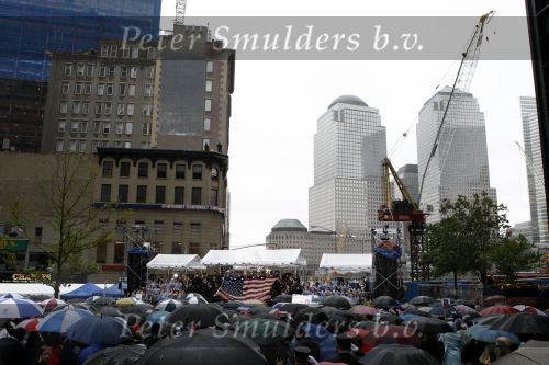 New York 11 september 2009
Herdenkingsdienst 911 naast het worldtradecenter in zucotti park. Nabestaanden van mensen die omgekomen zijn herdenken daar de omgekomen mensen. Peter Smulders bv