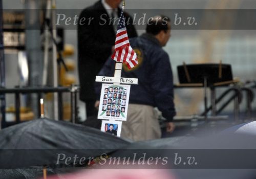 New York 11 september 2009
Herdenkingsdienst 911 naast het worldtradecenter in zucotti park. Nabestaanden van mensen die omgekomen zijn herdenken daar de omgekomen mensen. Peter Smulders bv