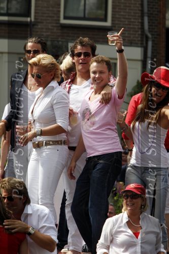Amsterdam 1 augustus 2009
Caroline Tensen met vriend Peter Gallas en Jamai en Quinty Trustfull op boot tijdens Gay pride. Leco v Zadelhoff
Peter Smulders bv