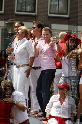 Amsterdam 1 augustus 2009
Caroline Tensen met vriend Peter Gallas en Jamai en Quinty Trustfull op boot tijdens Gay pride.
Peter Smulders bv
