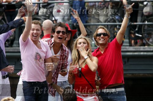 Amsterdam 1 augustus 2009
Gay pride op de amsterdamse grachten. Jamai Loman Nicolette v Dam met vriend Bas Smit en Caroline Tensen
Peter Smulders bv