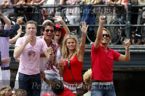 Amsterdam 1 augustus 2009
Gay pride op de amsterdamse grachten. Jamai Loman Nicolette v Dam met vriend Bas Smit en Caroline Tensen
Peter Smulders bv