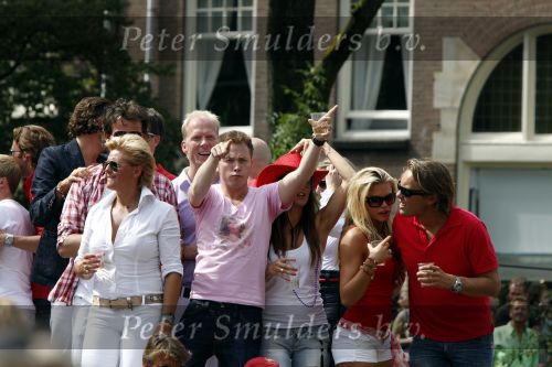 Amsterdam 1 augustus 2009
Gay pride op de amsterdamse grachten. Jamai Loman Nicolette v Dam met vriend Bas Smit en Caroline Tensen
Peter Smulders bv
