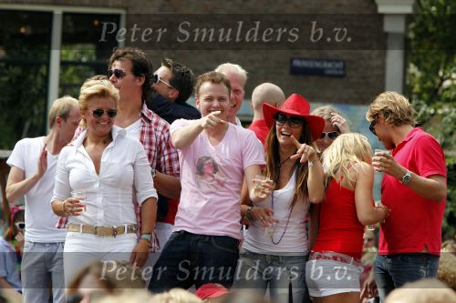 Amsterdam 1 augustus 2009
Gay pride op de amsterdamse grachten. Jamai Loman Nicolette v Dam met vriend Bas Smit en Caroline Tensen
Peter Smulders bv