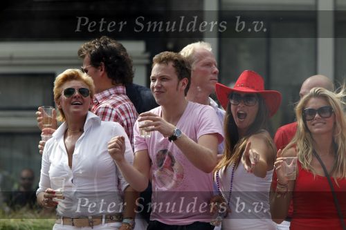 Amsterdam 1 augustus 2009
Gay pride op de amsterdamse grachten. Jamai Loman Nicolette v Dam met vriend Bas Smit en Caroline Tensen
Peter Smulders bv