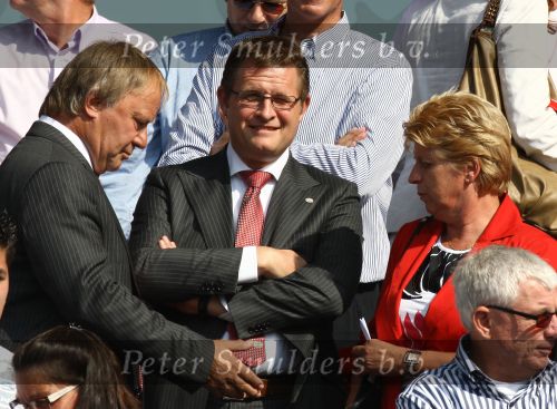 Rotterdam, 20 September 2009
Kompetitiewedstrijd Feyenoord-PSV, eindstand 1-3 Seizoen 2009/2010
Jan Reker in gesprek met o.a. zijn vrouw