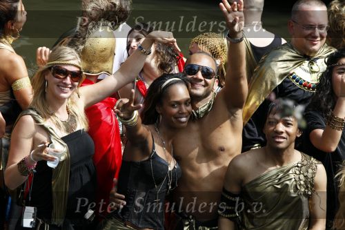 Amsterdam 1 augustus 2009
Gay pride op de amsterdamse grachten. Jasmine Sendar met vriend en Marlon Borgschot
Peter Smulders bv
