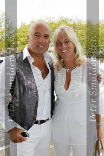 Amsterdam 1 augustus 2009
Gerard Joling heeft tijdens de gay pride in amsterdam een eigen boot met daarop diverse bekende nederlanders. John v d Heuvel met zijn vrouw
Peter Smulders bv