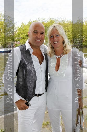 Amsterdam 1 augustus 2009
Gerard Joling heeft tijdens de gay pride in amsterdam een eigen boot met daarop diverse bekende nederlanders. John v d Heuvel met zijn vrouw
Peter Smulders bv