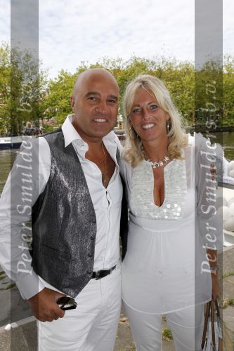 Amsterdam 1 augustus 2009
Gerard Joling heeft tijdens de gay pride in amsterdam een eigen boot met daarop diverse bekende nederlanders. John v d Heuvel met zijn vrouw
Peter Smulders bv