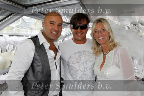 Amsterdam 1 augustus 2009
Gerard Joling heeft tijdens de gay pride in amsterdam een eigen boot met daarop diverse bekende nederlanders. John v d Heuvel met zijn vrouw
Peter Smulders bv