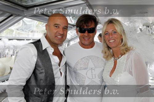 Amsterdam 1 augustus 2009
Gerard Joling heeft tijdens de gay pride in amsterdam een eigen boot met daarop diverse bekende nederlanders. John v d Heuvel met zijn vrouw
Peter Smulders bv