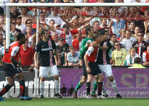 Rotterdam, 20 September 2009
Kompetitiewedstrijd Feyenoord-PSV, eindstand 1-3 Seizoen 2009/2010
Jon Dahl Tomasson wordt vastgehouden door Otman Bakkal