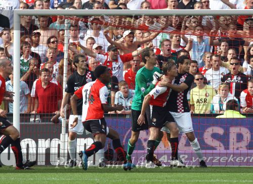 Rotterdam, 20 September 2009
Kompetitiewedstrijd Feyenoord-PSV, eindstand 1-3 Seizoen 2009/2010
Jon Dahl Tomasson wordt vastgehouden door Otman Bakkal