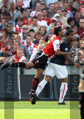 Rotterdam, 20 September 2009
Kompetitiewedstrijd Feyenoord-PSV, eindstand 1-3 Seizoen 2009/2010
Jonathan Reis wordt op de huidgezeten door Giovanni v Bronckhorst