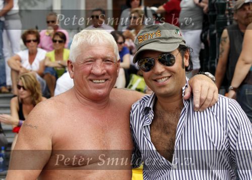 Amsterdam 1 augustus 2009
Gay pride op de amsterdamse grachten. rachel hazes met vriend op de boot bij Joop Kruijs en zijn vrouw . Roxeanne met nieuwe vriend Martijn en Andre Jr waren er ook bij.
Peter Smulders bv
