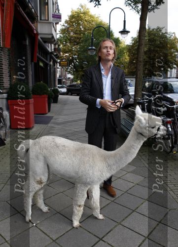 Amsterdam 3 september 2009
Jort Kelder met een soort van Lama op de cornelis schuytstraat.
Peter Smulders bv