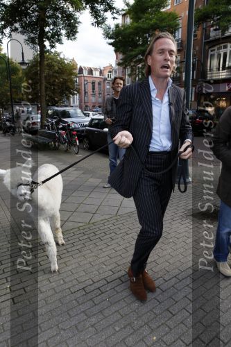 Amsterdam 3 september 2009
Jort Kelder met een soort van Lama op de cornelis schuytstraat.
Peter Smulders bv