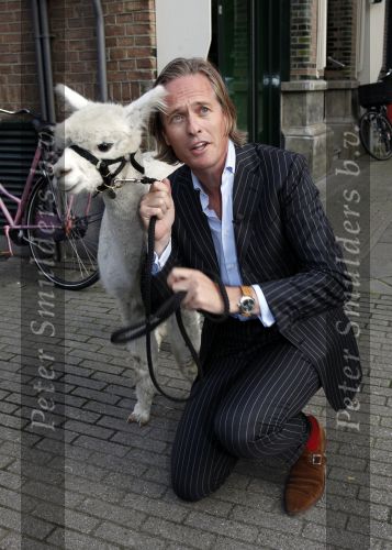 Amsterdam 3 september 2009
Jort Kelder met een soort van Lama op de cornelis schuytstraat.
Peter Smulders bv