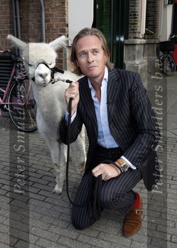 Amsterdam 3 september 2009
Jort Kelder met een soort van Lama op de cornelis schuytstraat.
Peter Smulders bv