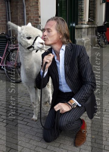 Amsterdam 3 september 2009
Jort Kelder met een soort van Lama op de cornelis schuytstraat.
Peter Smulders bv