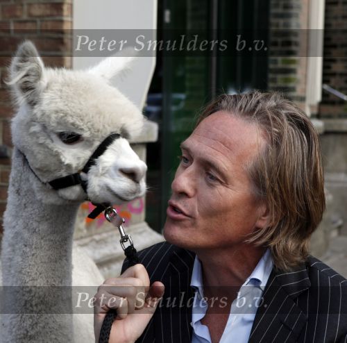 Amsterdam 3 september 2009
Jort Kelder met een soort van Lama op de cornelis schuytstraat.
Peter Smulders bv