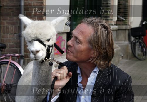 Amsterdam 3 september 2009
Jort Kelder met een soort van Lama op de cornelis schuytstraat.
Peter Smulders bv
