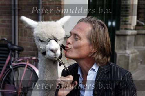 Amsterdam 3 september 2009
Jort Kelder met een soort van Lama op de cornelis schuytstraat.
Peter Smulders bv