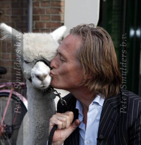 Amsterdam 3 september 2009
Jort Kelder met een soort van Lama op de cornelis schuytstraat.
Peter Smulders bv