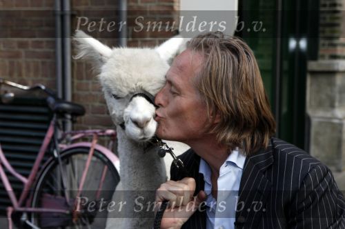 Amsterdam 3 september 2009
Jort Kelder met een soort van Lama op de cornelis schuytstraat.
Peter Smulders bv
