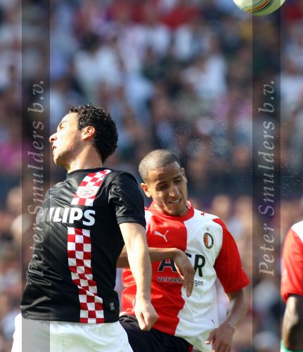 Rotterdam, 20 September 2009
Kompetitiewedstrijd Feyenoord-PSV, eindstand 1-3 Seizoen 2009/2010
Karim El Ahmadi in duel met Otman Bakkal