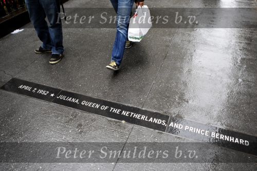 New York 11 september 2009
Herinneringsteken op het trottoir van bezoek Koningin juliana en Prins Bernhard aan New York.
Peter Smulders bv