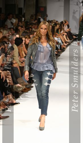 Amsterdam, 7 September 2009
Modeshow van Raak
Lieke v Lexmond als mannequin
Foto Peter Smulders BV