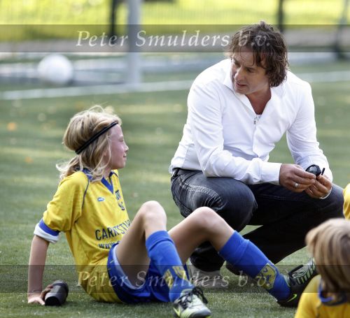 Blaricum 19 september 2009
Marco gaat samen met zijn zoon Luca naar het voetballen en leeft ontzettend mee met hem tijdens de wedstrijd. Luca scoort 3 doelpunten.
Peter Smulders bv
