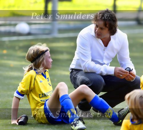 Blaricum 19 september 2009
Marco gaat samen met zijn zoon Luca naar het voetballen en leeft ontzettend mee met hem tijdens de wedstrijd. Luca scoort 3 doelpunten.
Peter Smulders bv
