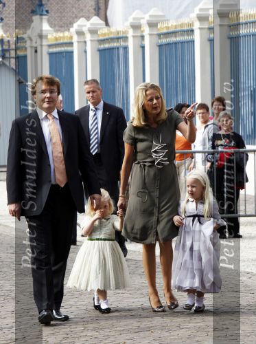 Apeldoorn 20 september 2009
Doop Pieter v Vollenhoven, zoon van Prins Pieter Christiaan en prinses Anita op paleis het Loo. Ook zijn zus Emma is aanwezig. Prinses Mabel Wisse Smit met Prins Friso en hun kinderen Luana en Zaria
Peter Smulders bv