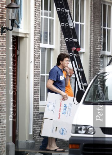 Monnickendam 21 augustus 2009
Marc Klein Essink  bij zijn nieuwe huis. De verhuiswagen staat voor de deur.
Peter Smulders bv