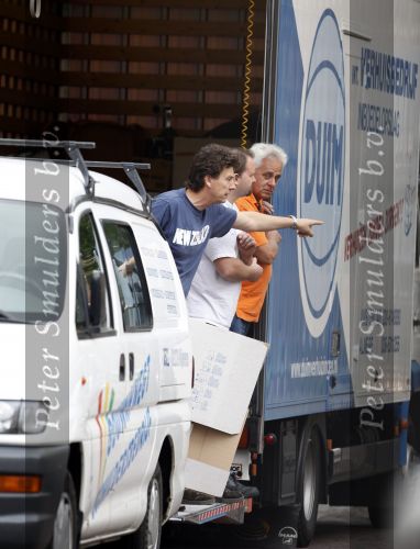 Monnickendam 21 augustus 2009
Marc Klein Essink  bij zijn nieuwe huis. De verhuiswagen staat voor de deur.
Peter Smulders bv