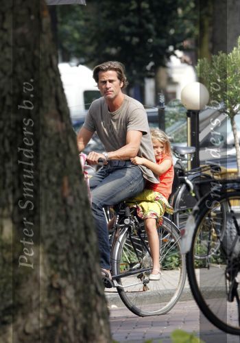 Amsterdam 20 augustus 2009
Marc  v d Loo met dochter op de fiets.
Peter Smulders bv