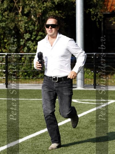 Blaricum 19 september 2009
Marco gaat samen met zijn zoon Luca naar het voetballen en leeft ontzettend mee met hem tijdens de wedstrijd. Luca scoort 3 doelpunten.
Peter Smulders bv