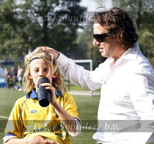 Blaricum 19 september 2009
Marco gaat samen met zijn zoon Luca naar het voetballen en leeft ontzettend mee met hem tijdens de wedstrijd. Luca scoort 3 doelpunten.
Peter Smulders bv