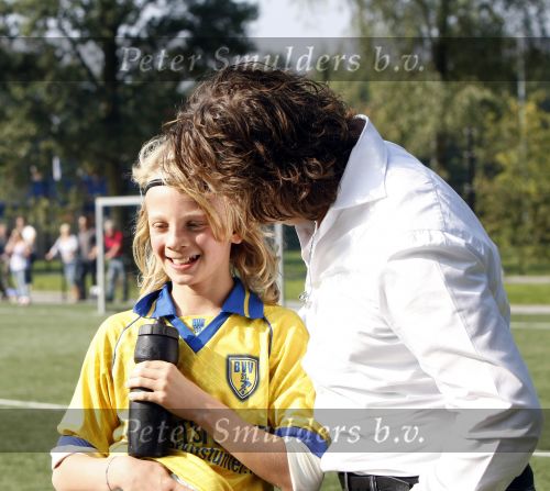 Blaricum 19 september 2009
Marco gaat samen met zijn zoon Luca naar het voetballen en leeft ontzettend mee met hem tijdens de wedstrijd. Luca scoort 3 doelpunten.
Peter Smulders bv