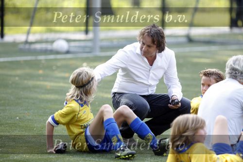 Blaricum 19 september 2009
Marco gaat samen met zijn zoon Luca naar het voetballen en leeft ontzettend mee met hem tijdens de wedstrijd. Luca scoort 3 doelpunten.
Peter Smulders bv