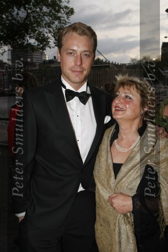 Amsterdam 13 september 2009
Premiere mamma mia in carre. Mark v Eeuwen met zijn moeder
Peter Smulders bv