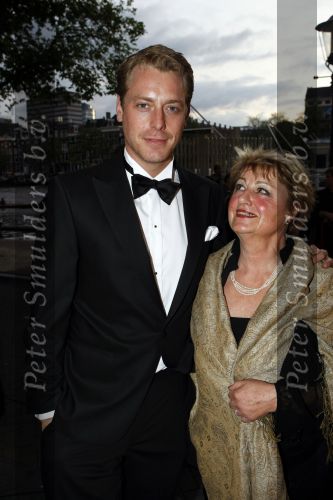Amsterdam 13 september 2009
Premiere mamma mia in carre. Mark v Eeuwen met zijn moeder
Peter Smulders bv