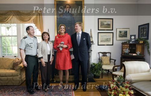 NEW YORK - Prins Willem Alexander (R) poseert dinsdag in West Point, met luitenant-generaal Buster Hagenbeck (L) en zijn vrouw, en prinses Maxima, in het kader van het begin van de NY400-week. West Point, gelegen op een heuvel aan de Hudson-rivier en in 1778 gebouwd als fort, is een van de meest prestigieuze militaire academies van de VS, waar beroemde militaire leiders als Eisenhower, McArthurt, Patton en generaal Schwarzkopf zijn opgeleid. ANP ROYAL IMAGES LEX VAN LIESHOUT/ edwin smulders pool